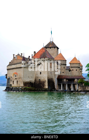 Il Castello di Chillon, sul Lac Leman (Lago di Ginevra) contro un bianco puro del cielo. Spazio per il testo nel cielo. Foto Stock