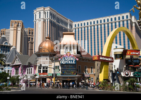 La strip di Las Vegas - con McDonald's Arch e Hotel a Venezia Foto Stock