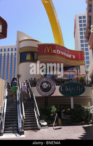 La strip di Las Vegas - con McDonald's Arch Foto Stock