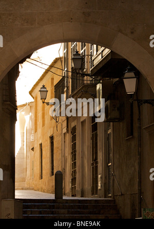 Ombreggiata arcuata via di passaggio - Calle può Cifre - con scalinata che conduce dal Paseo Nato a Calle San Gaieta Foto Stock