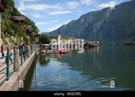 Hallstatt, Salzkammergut, Austria. Vista lungo la passeggiata lungomare dal lago Hallstattersee in eredità di mondo lakeside town Foto Stock