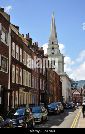 Fournier Street che mostra la Chiesa di Cristo, Spitalfields, Il London Borough of Tower Hamlets, London, England, Regno Unito Foto Stock