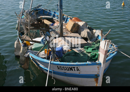 Sardo tradizionale barca da pesca ormeggiate nel porto di Alghero con la pesca paraphernalia incluso net aspo, galleggianti e funi Foto Stock