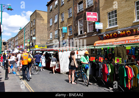 Bancarelle, mercato di Brick Lane, Spitalfields, il borgo londinese di Tower Hamlets, Greater London, Inghilterra, Regno Unito Foto Stock