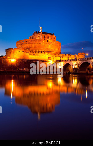 Castel e Ponte Sant Angelo oltre il fiume Tevere al tramonto, Roma Lazio Italia Foto Stock