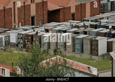 Molte righe di granito moderno tombe contenenti i resti dei morti nel cimitero di Bosa, Sardegna Foto Stock