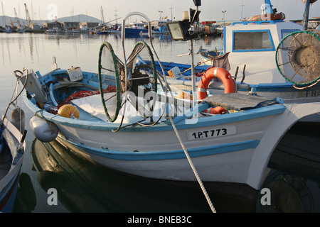 Tradizionale blu e bianco barca da pesca di Alghero con un net aspo e anello di vita ormeggiata nel porto di Alghero Foto Stock