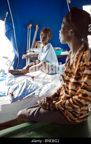 Assistenza medica e trattamento, ospedale, Port-au-Prince, Haiti, dei Caraibi dopo gennaio 2010 terremoto Foto Stock