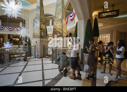 Il Venetian Las Vegas - replica di impostazione di Venezia. Scattare una foto per una rivista di moda avviene all'interno del Mall. Foto Stock