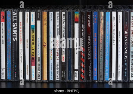 Fila di vecchi cd album casi su un ripiano nel Regno Unito Foto Stock