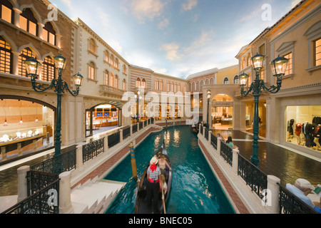 Il Venetian Las Vegas - replica di impostazione di Venezia. Canal acqua caratteristica con le gondole. Foto Stock