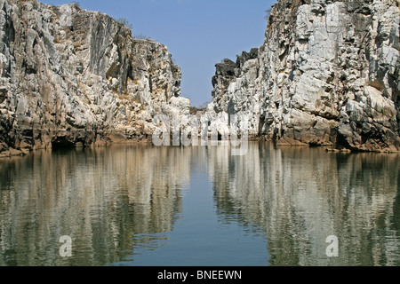 Bellissime rocce di marmo di riflessione nel fiume Narmada. Questo luogo esotico è a Jabalpur, Madhya Pradesh India Foto Stock