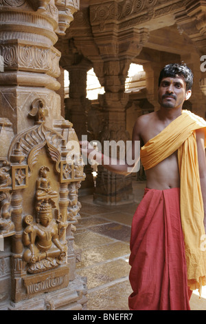 Sacerdote all'interno di un tempio Jain in Jaisalmer, Rajasthan, India Foto Stock