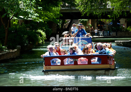 Turisti in crociera in barca Gita turistica, il fiume a piedi, San Antonio, Texas, Stati Uniti d'America Foto Stock