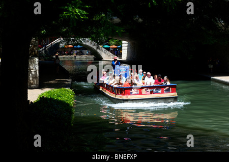 Turisti in crociera in barca Gita turistica sul fiume a piedi, San Antonio Texas Foto Stock