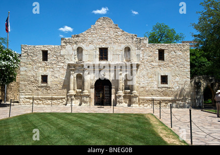 Vista della antica missione di Alamo simbolo del Texas l'indipendenza in San Antonio, Texas, Stati Uniti d'America Foto Stock