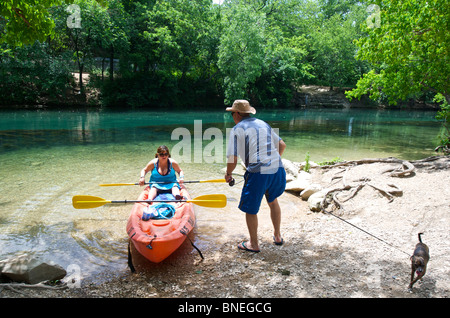 Giovane affittato in canoa sul fiume Colorado in Zilker Park di Austin, Texas, Stati Uniti d'America Foto Stock