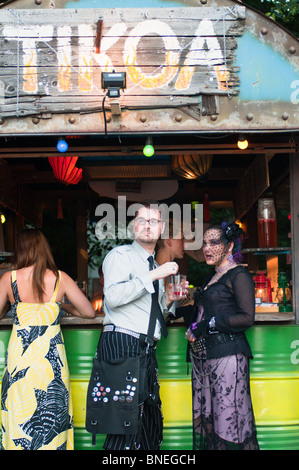 Goth giovane gustando un drink presso il bar al Tollwood festival estivo a Monaco di Baviera, Germania Foto Stock