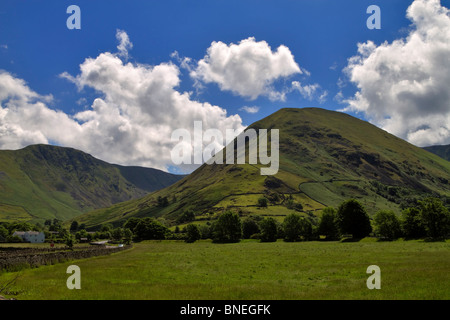 Hartsop Dodd e la frazione di Hartsop, Cumbria. Pascoli ovini e un piccolo villaggio alla base del Kirkstone Pass. Foto Stock