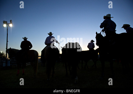 I membri del cowboy di PRCA al backstage per rodeo evento a Bridgeport, Texas, Stati Uniti d'America Foto Stock