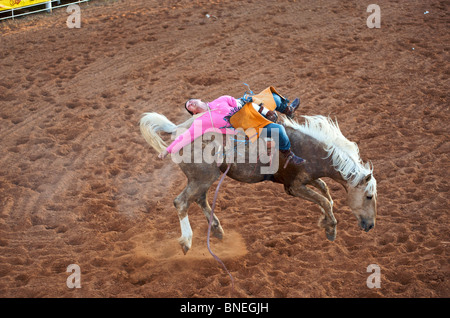 Cavallo cercando di gettare il rodeo cowboy membro di PRCA dalla sua parte posteriore in Smalltown Bridgeport, Texas, Stati Uniti d'America Foto Stock