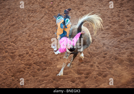 Rodeo cowboy membro di PRCA è caduta dal retro del cavallo in Smalltown Bridgeport, Texas, Stati Uniti d'America Foto Stock