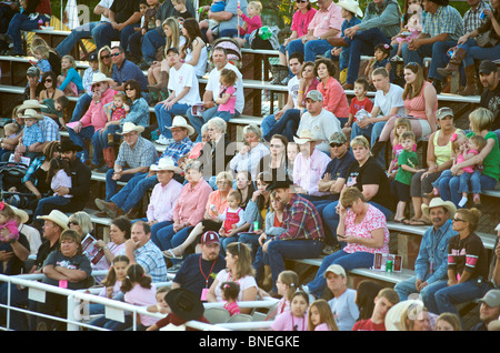 Rodeo appassionati accorsi per sostenere e guardare il PRCA Evento in Texas, Stati Uniti d'America Foto Stock