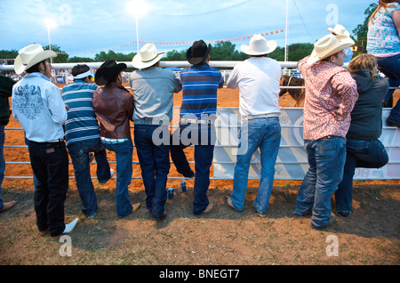 Rodeo tifosi guardare PRCA evento in Texas, Stati Uniti d'America Foto Stock