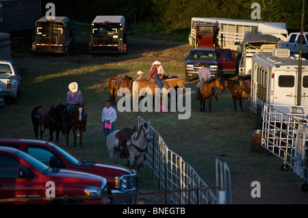 I membri del cowboy di PRCA preparazione dietro le quinte per rodeo evento a Bridgeport, Texas, Stati Uniti d'America Foto Stock