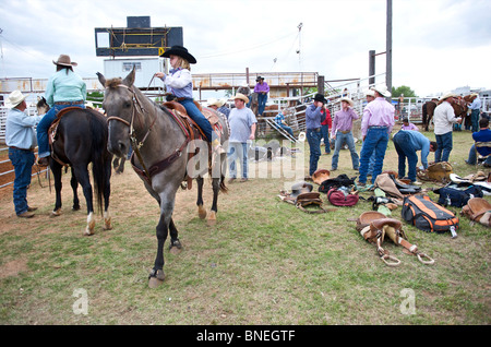Cowgirl equitazione backstage a PRCA Rodeo evento in smalltown Bridgeport, Texas, Stati Uniti d'America Foto Stock