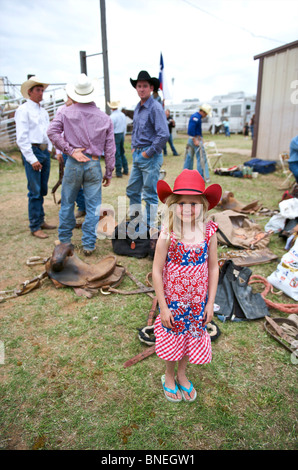 Sei giovani anno cowgirl in posa come cowboy di PRCA Rodeo in piedi dietro le quinte a Smalltown, Bridgeport, STATI UNITI D'AMERICA Foto Stock