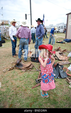 Sei giovani anno cowgirl in posa come cowboy di PRCA Rodeo in piedi dietro le quinte a Smalltown, Bridgeport, STATI UNITI D'AMERICA Foto Stock