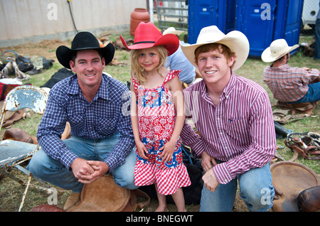 Sei giovani anno cowgirl in posa con cowboy membro di PRCA Rodeo in Smalltown, Bridgeport, Texas, Stati Uniti d'America Foto Stock