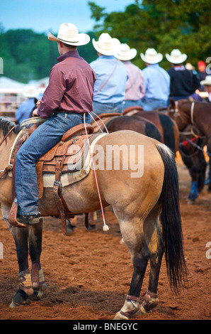 I membri del cowboy di PRCA cavalli al rodeo evento a Bridgeport, Texas, Stati Uniti d'America Foto Stock