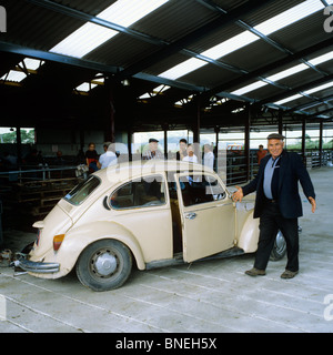 Contadino con il suo maggiolone Volkswagen Auto al mercato di ovini MAAM CROSS CONNEMARA COUNTY GALWAY IRLANDA EUROPA Foto Stock