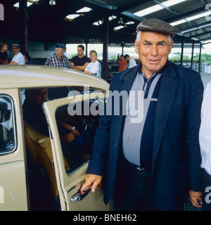 Contadino al mercato di ovini MAAM CROSS CONNEMARA COUNTY GALWAY IRLANDA EUROPA Foto Stock