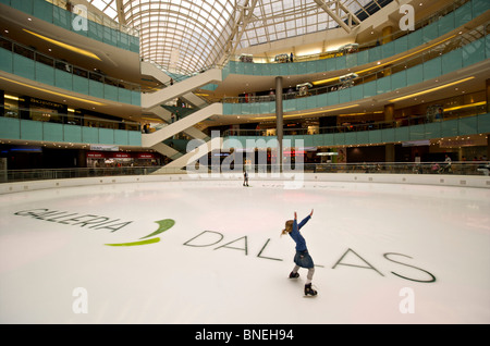 Ragazza il pattinaggio su ghiaccio-anello di pattinaggio presso la galleria shopping mall a Dallas, Texas, Stati Uniti d'America Foto Stock