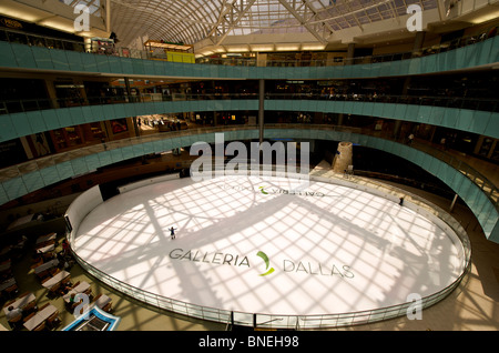 Vista del pattinaggio su ghiaccio ring a galleria shopping mall a Dallas, Texas, Stati Uniti d'America Foto Stock