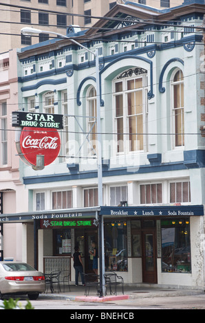 Famoso star drug store con il più antico Coca Cola insegna al neon in centro a Galveston, Texas, Stati Uniti d'America Foto Stock