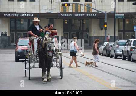 Famiglia a cavallo carrello downtown in Galveston, Texas, Stati Uniti d'America Foto Stock