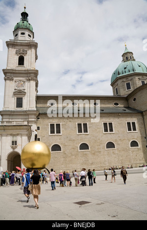 Salzburg Austria UE guardando attraverso Kapitel Platz alla cattedrale Dom Foto Stock