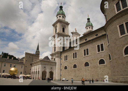 Salzburg Austria UE guardando attraverso Kapital Platz affiancato da cattedrale Dom Foto Stock