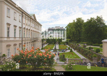 Salzburg Austria Europa vista da Schloss Mirabell e giardini alla fortezza di Hohensalzburg costruito 1606 dal principe-arcivescovo Wolf Dietrich per Salome Alt Foto Stock