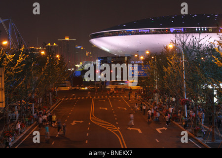 Cultura Expo Center di notte. A forma di UFO edificio. 2010 Shanghai World Expo Park, Pudong, Shanghai, Cina. Fiera del mondo. Foto Stock