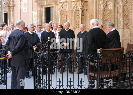 Il Tribunal de las Aguas comprendente dei rappresentanti provenienti da diverse parti della città che discutono le leggi di acqua di Valencia Foto Stock