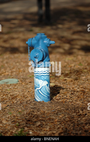 Artisticamente dipinti blu idrante di fuoco con un tema dell'acqua. Foto Stock