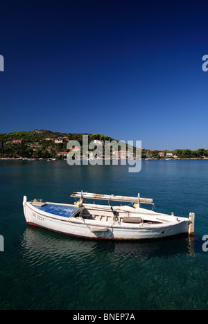 In legno tradizionale barca da pesca a Donje Celo Harbour, Kolocep, vicino a Dubrovnik Croazia croato di una delle isole di ELAFITI Foto Stock