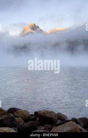 Misty alba sul lago di sebaste, montagne a dente di sega, montagne rocciose, Idaho, Stati Uniti d'America Foto Stock