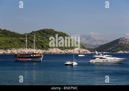 Caicco Charter Vacanze barca nella baia Sunj con la spiaggia migliore su Lopud una delle isole di Elafiti vicino Dubrovnik Croazia Foto Stock