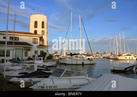 Sitges area di Marina si trova in una zona denominata Port d'Aiguadolç. Sitges, Catalogna Spagna. Foto Stock